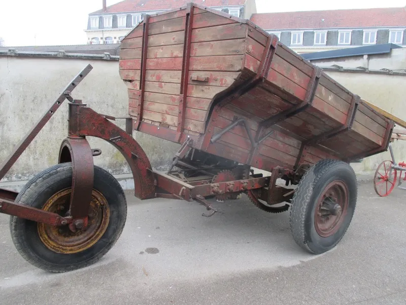 Chariot trois roues marque Poclain (propriété association Tracteurs en Weppes.)