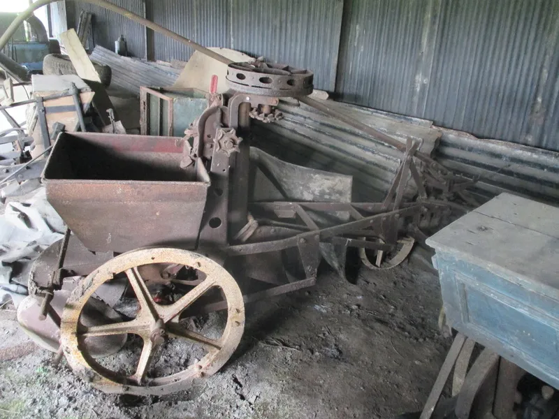 Première planteuse de pomme de terre automatique hippomobile – sur cette machine, l’avant train a été enlevé, comme sur beaucoup, pour pouvoir être trainée par un tracteur