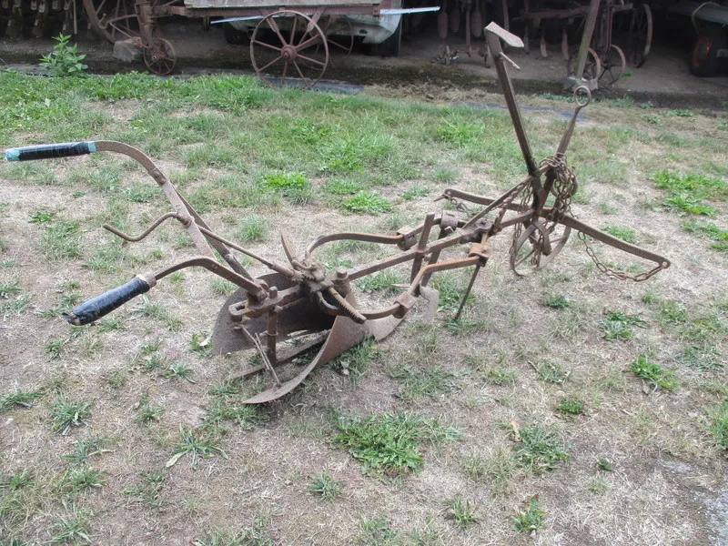 porte outils monté en butoir avec soc patte d’oie en tête – la particularité de ce butoir est le réglage de son écartement par double crémaillère (photo wolf)