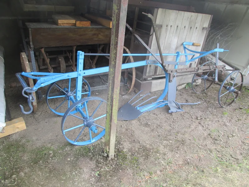 La machine bleue pour la récolte des pommes de terre ,l’autre pour soulever récoltes a racines ,betteraves,chicorées, carottes ,et autres. (photo Wolf)