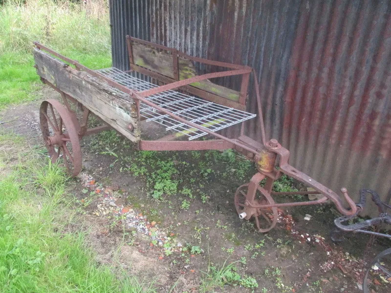 Ce petit chariot attend sa restauration, il servait pour emmener au champ les outils sans roues ,butoirs ,herses ,ext… et aussi quelques sacs d’engrais ,de grains a semer ,et rendait également service autour de la ferme. (photo wolf)