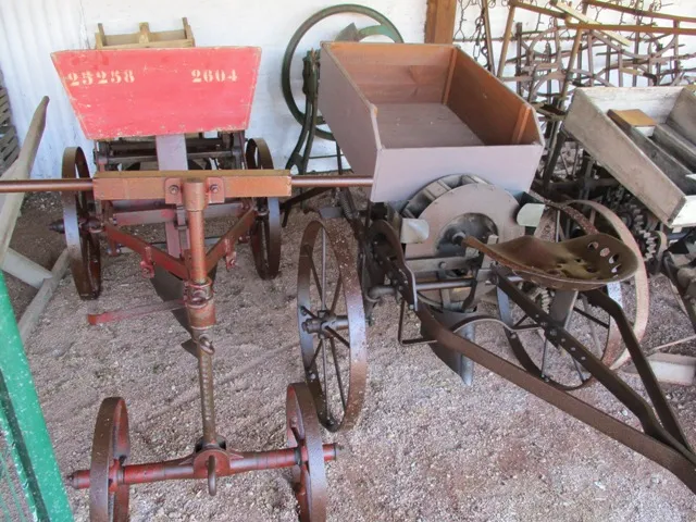 planteuse avec avant train directeur à gauche – un opérateur, assis sur le siege, prends les bulbes et les dépose dans la chaine (pour celle de gauche) ou dans le tambour rotatif (pour celle de droite) – la machine fait le sillon, dépose le bulbe et referme le sillon – (photo Wolf)