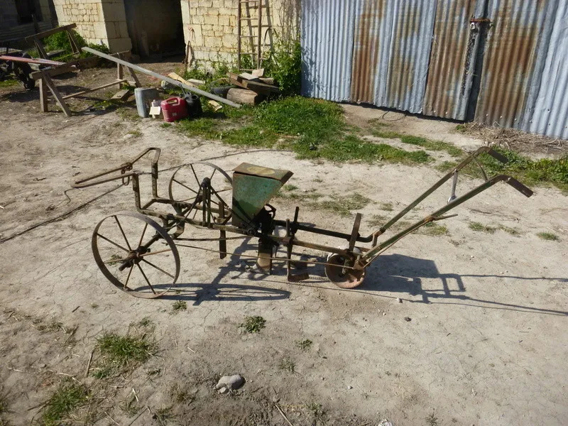 semoir ebra pour traction animale (présence d’un régulateur horizontal devant la machine)