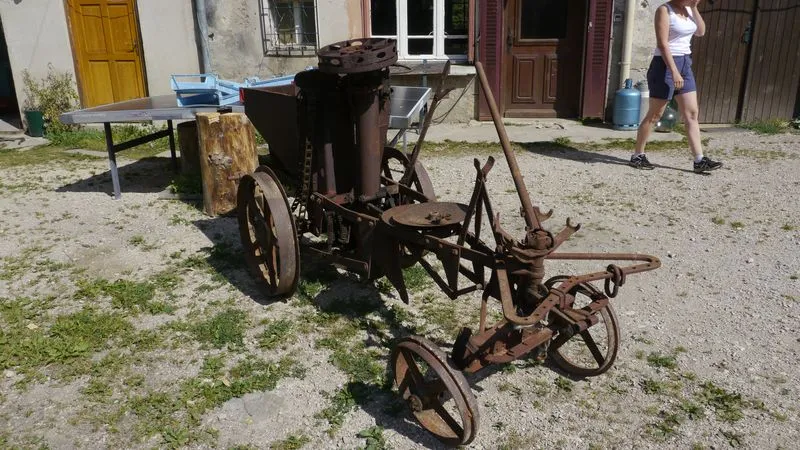 planteuse à pommes de terre à traction animale avec son avant train et régulateur horizontal