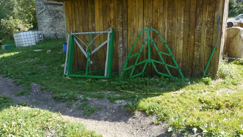 à gauche un rabot de prairie à un cheval et à droite une petite herse de labour