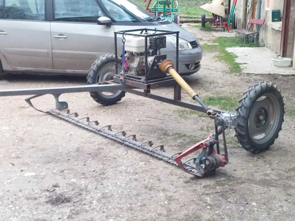 faucheuse à cheval et moteur auxiliaire